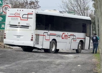 Chofer de autobús muere en fuego cruzado